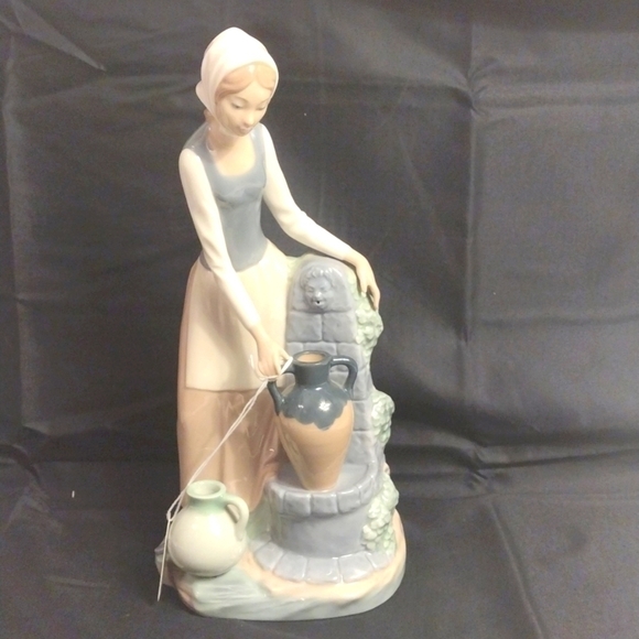 𝅺nao Lladro peasant woman at water fountain with pottery water jugs - Picture 1 of 11